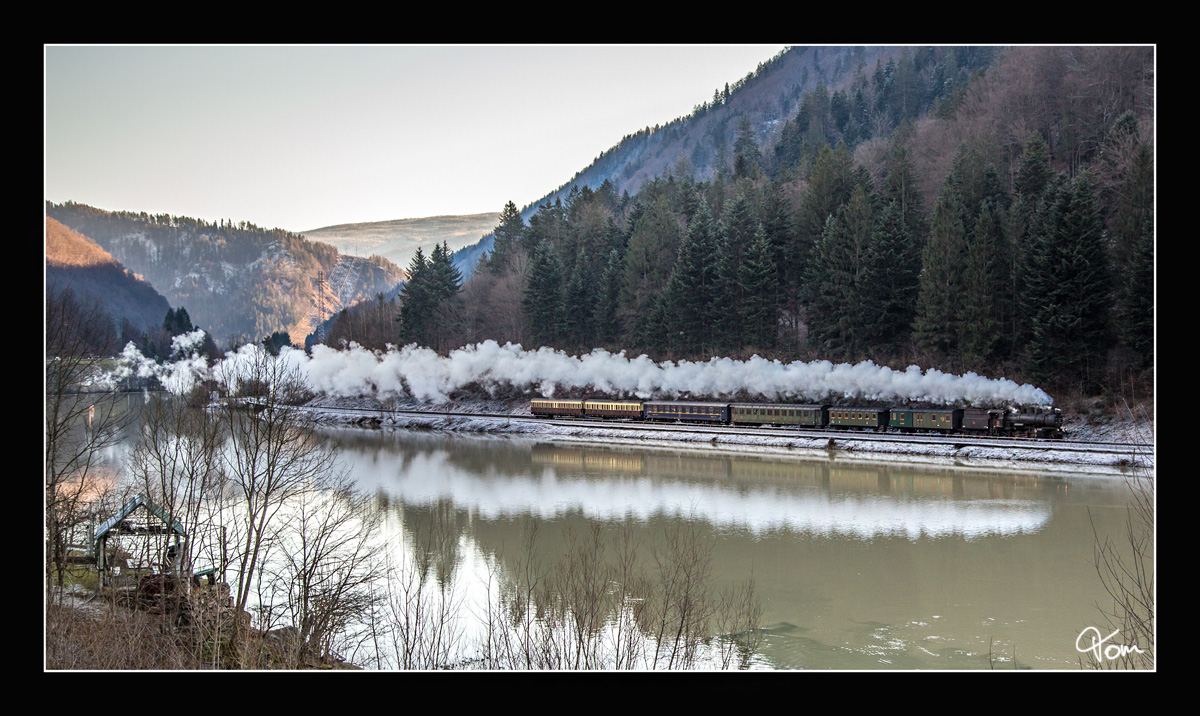 SZ 25-026 fährt mit einem Weihnachtszug von Maribor nach Dravograd, hier zu nahe Ozbalt. 
19.12.2017