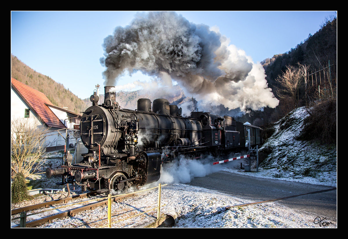 SZ 25-026 fährt mit einem Weihnachtszug von Maribor nach Dravograd, hier zu sehen bei der Ausfahrt in Ruta. 
19.12.2017