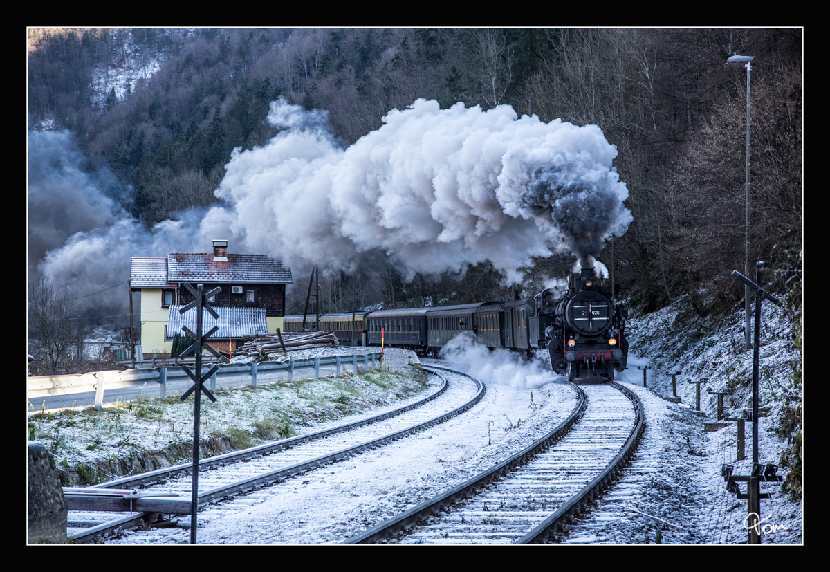 SZ 25-026 fährt mit einem Weihnachtszug von Maribor nach Dravograd, hier zu sehen bei der Ausfahrt im Bahnhof Ruta. 
19.12.2017