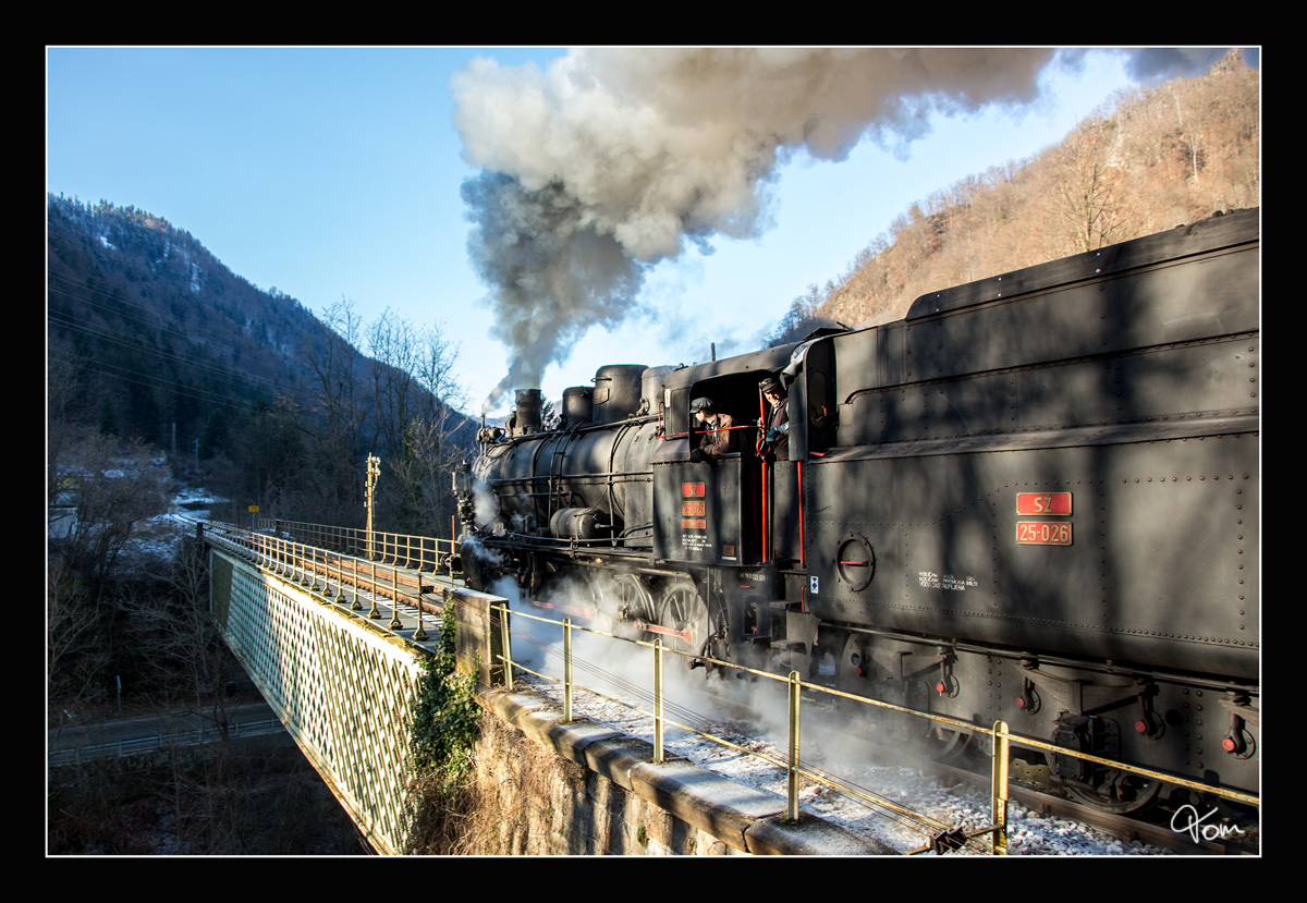 SZ 25-026 fährt mit einem Weihnachtszug von Maribor nach Dravograd, hier zu sehen bei der Ausfahrt in Ruta. 
19.12.2017