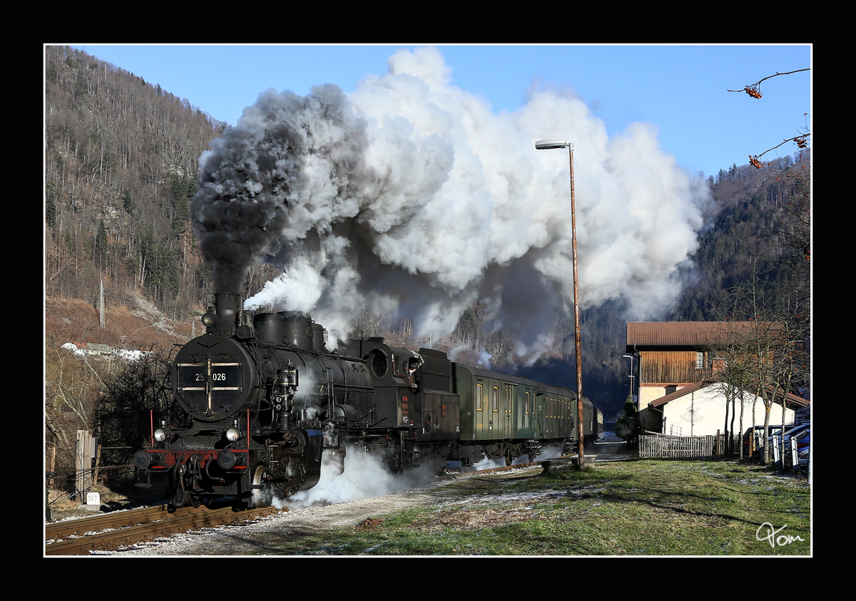 SZ 25-026 fährt mit einem Weihnachtszug von Maribor nach Dravograd, hier zu sehen bei der Ausfahrt im Bahnhof Podvelka. 
19.12.2017