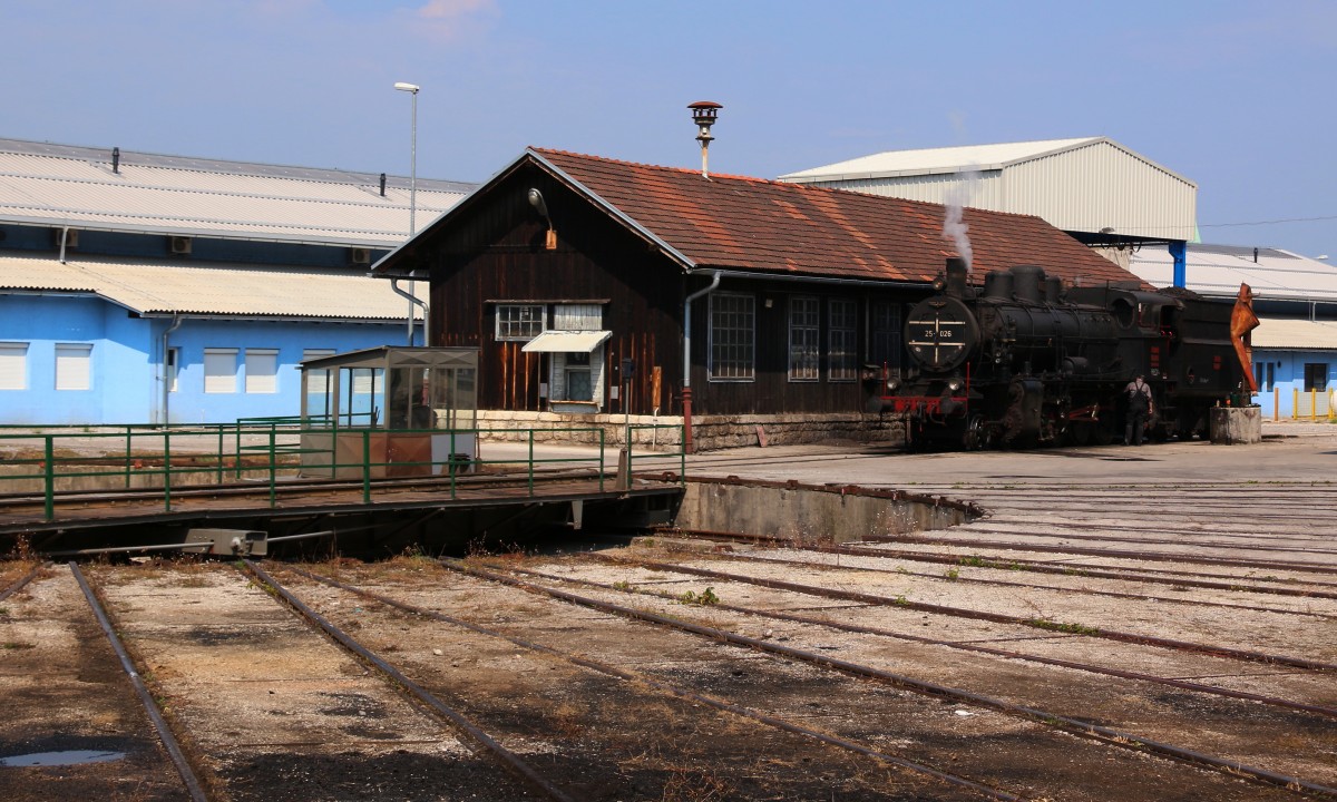 SZ 25.026 am Gelände des Eisenbahnmuseums Celje macht sich bereit um viele kleine und Große Besucher durchs Gelände zu dampfen. 15.08.2015