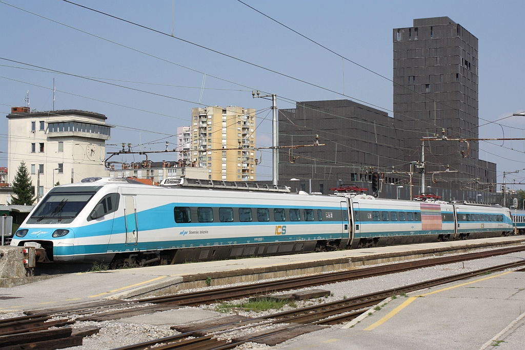 SZ 310-002 wartet am 18.August 2013 im Bf. Ljubljana auf seinen nächsten Einsatz. 

