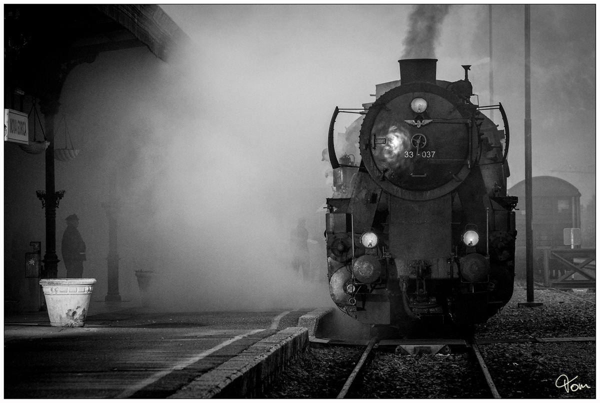 SZ 33-037 bei Dreharbeiten im Bahnhof Nova Gorica. 
10.11.2012