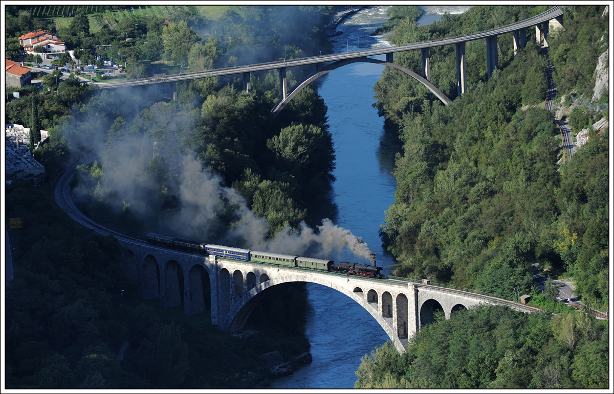SZ 33-037 mit ihrem 13402 von Nova Gorica nach Jesenice bei der Querung der Salcanobrücke (Solkanski most) am 6.9.2015
