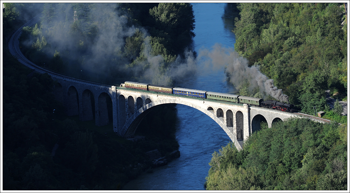 SZ 33-037 mit ihrem 13402 von Nova Gorica nach Jesenice bei der Querung der Salcanobrücke (Solkanski most) am 6.9.2015.