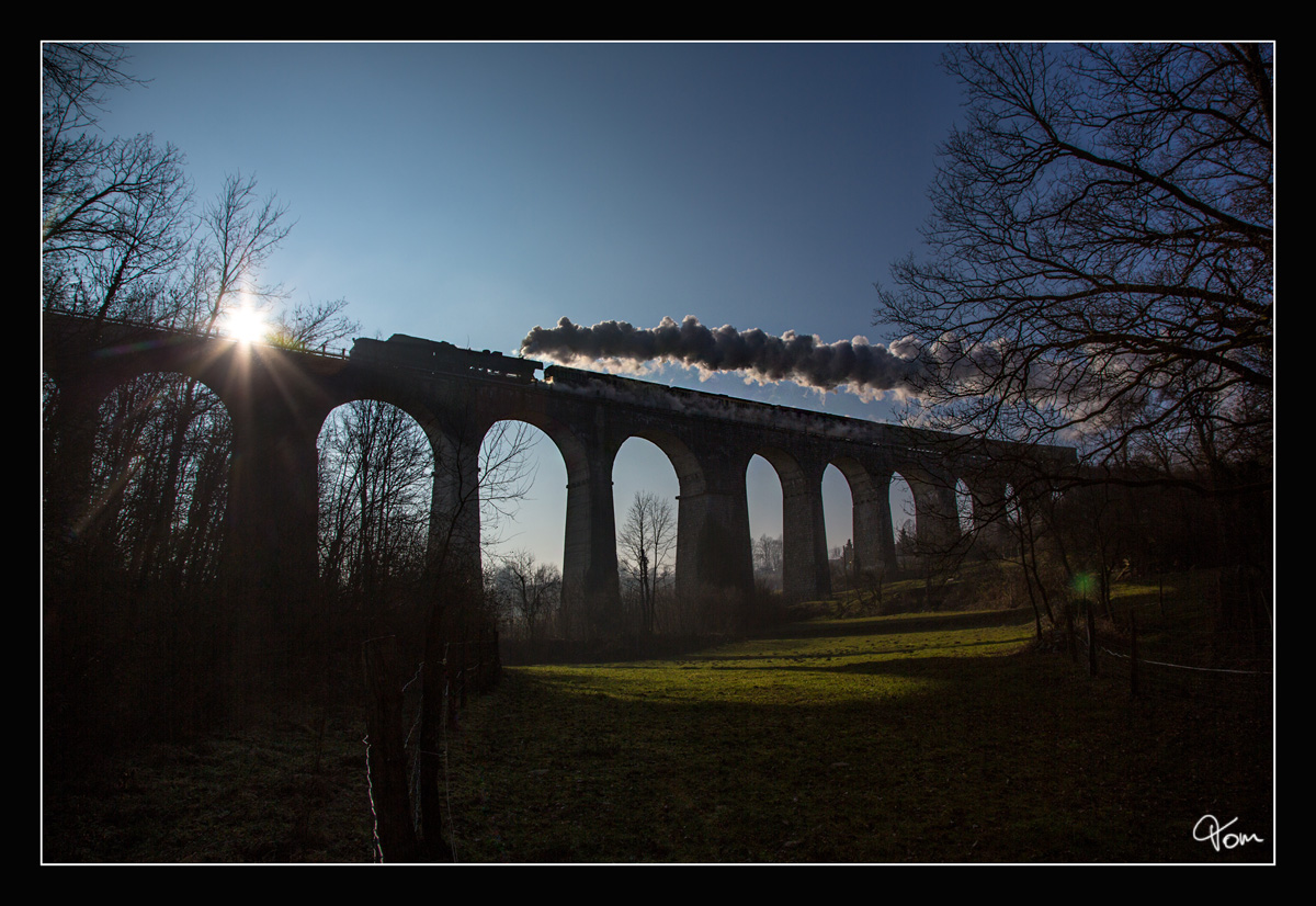 SZ 33-037 rollt mit dem Weihnachtszug 15022 von Novo Mesto - Metlinka, hier über den wunderschönen Viadukt nahe Otovec.
17_12_2016