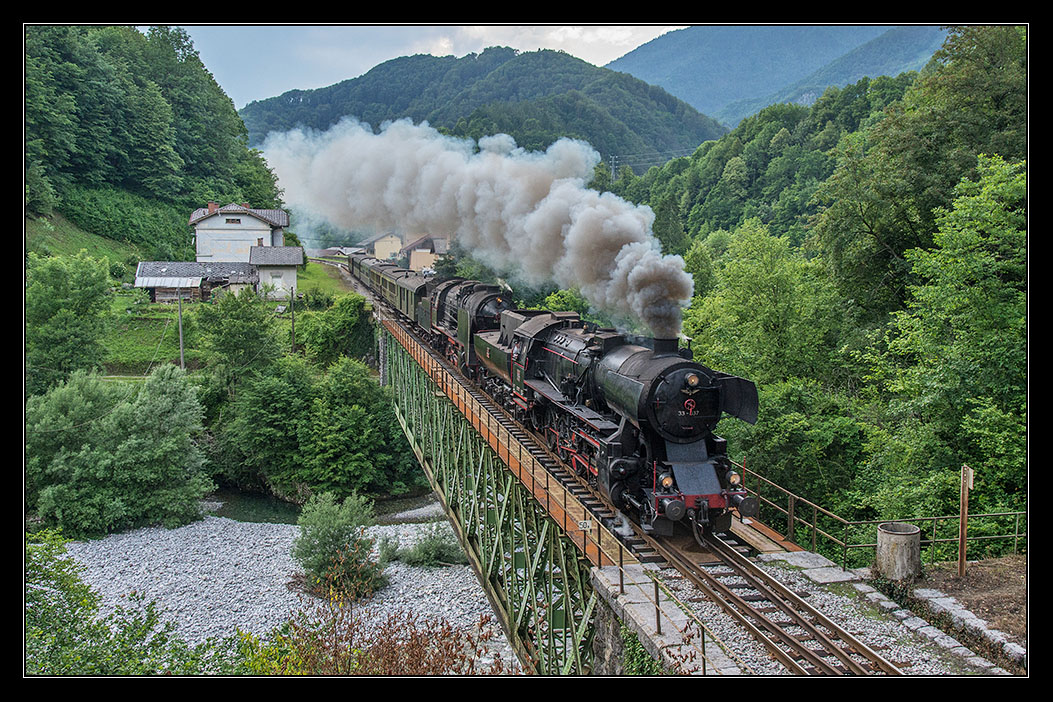 SZ 33-037 und SZ 06-018 auf der Wocheinerbahn. Am 5.6.2014 in Klavze.