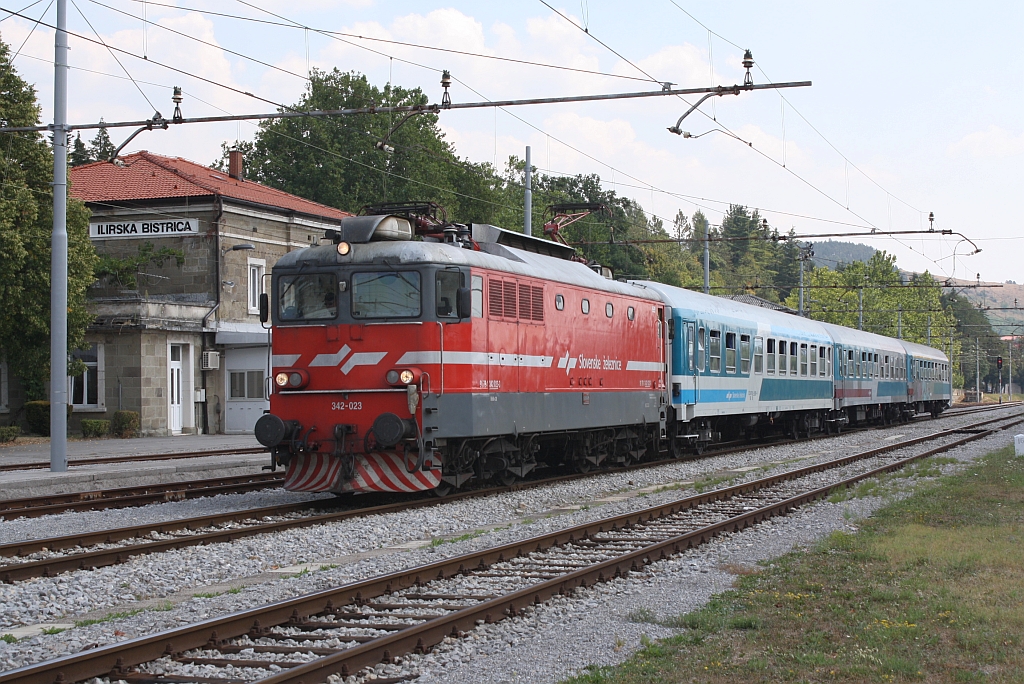 SZ 342-023 mit dem INT 482  Ljubljana  am 18.August 2013 im slowenischem Grenzbahnhof Ilirska Bistrica.

