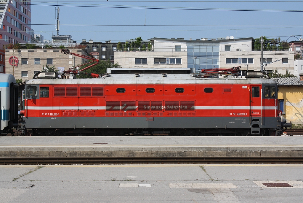 SZ 342-023 vor dem EC 150  Emona  nach Wien am 18.August 2013 im Bf. Ljubljana. 

