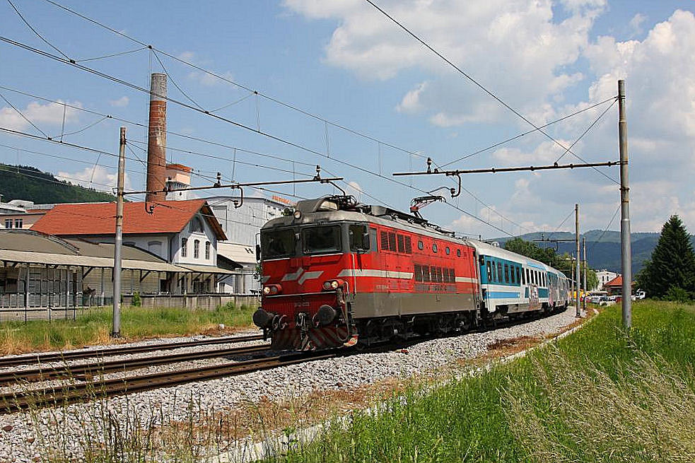 Sz 342005 fährt am 24.5.2011 mit ihrem Schnellzug in Litija aus und wieder weiter in Richtung Lubljana.