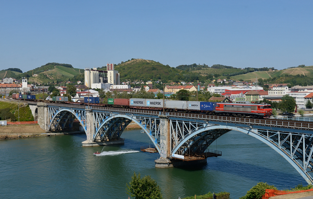 SZ 363 001 berquerte mit einem Containerzug nach Koper am 12.08.2013 die Draubrcke in Marburg. Diesen herrlichen Sommertag nutzten auch die slowenischen 
Wassersportler aus. ;)