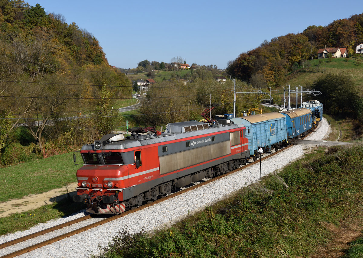 SZ 363 001 war am Vormittag des 26.10.2019  einem Trafozug aus Spielfeld-Straß vorgespannt , und wurde von mir bei Strihovec fotografiert.