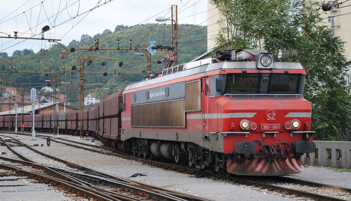 SZ 363-006 verläßt mit einem Güterzug Maribor-Hbf. (26.09.2014)