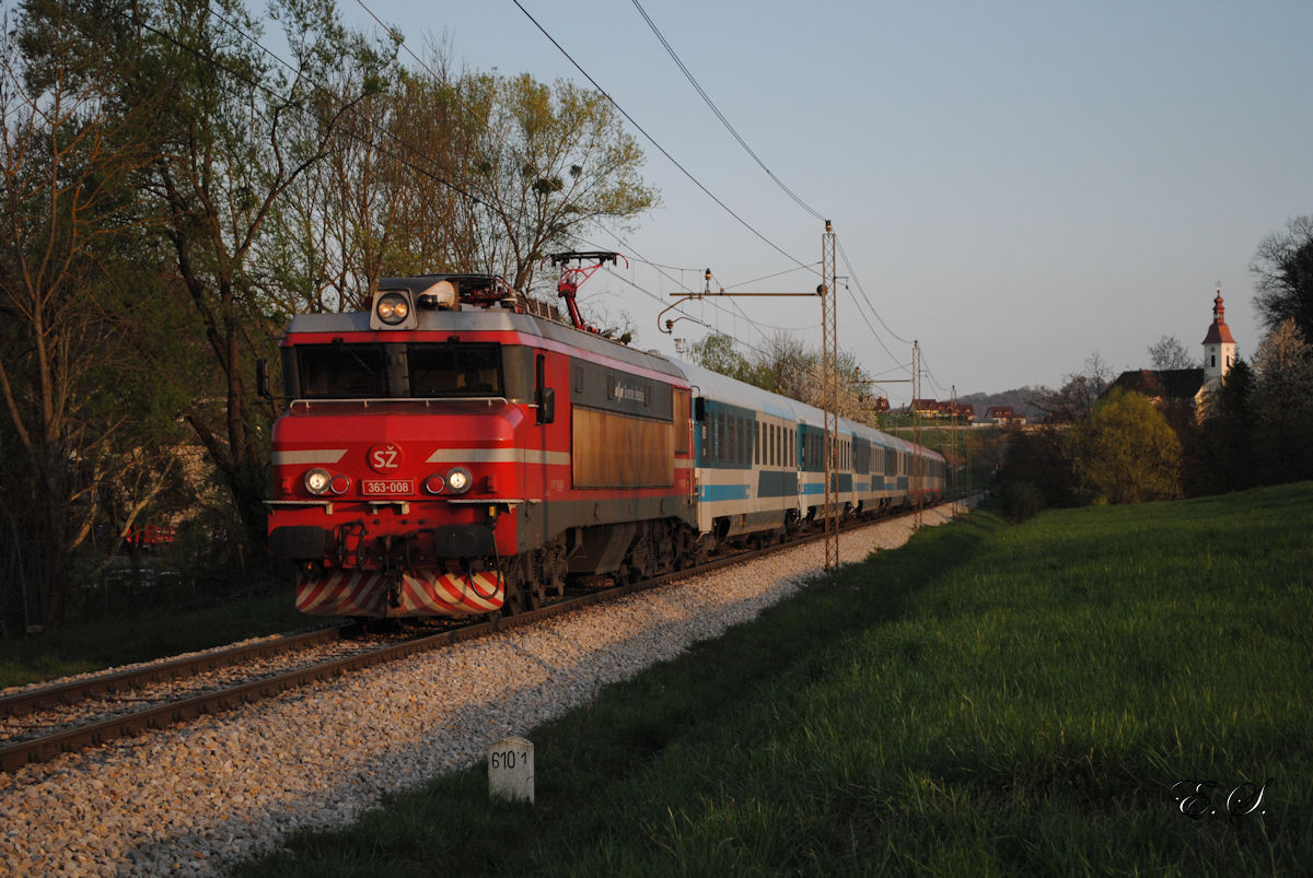 SZ 363 008 ist mit dem EC 150 im letzten Sonnenlicht bei Sentilj in Richtung Spielfeld - Straß unterwegs und wird in wenigen Metern die Staatsgrenze passieren.(02.04.2014)