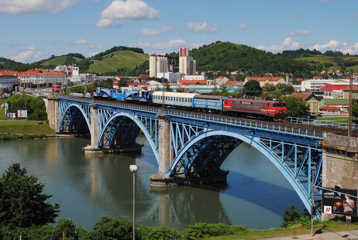 SZ 363 016 zieht einen Felbermayer - Schwertransport über die Draubrücke in Maribor. (06.06.2022)