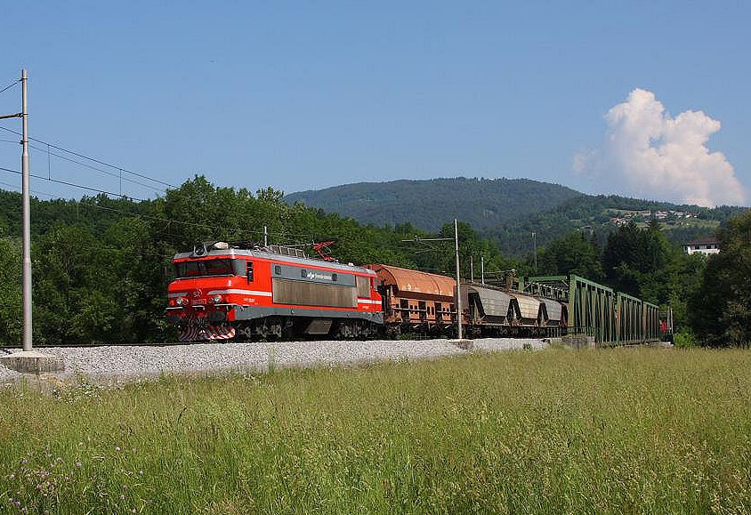 Sz 363 überquert mit einem Güterzug Richtung Zidani Most die Save Brücke bei Zgornji Log am 24.5.2011.