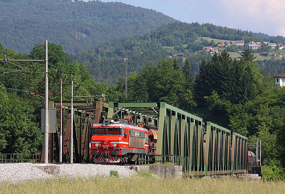 Sz 363026 mit einem Güterzug am 24.5.2011 auf der Kastenbrücke über die Sava bei
Zgornij Log.