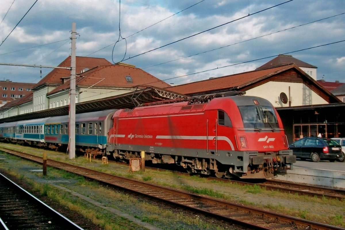 SZ 541-002 steht am 18 Mai 2010 mit deer Abe4ndlichen Regionalzug nach Ljubljana in Villach Hbf.