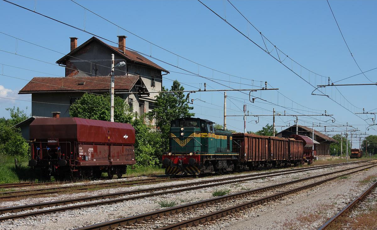 SZ 634041 fährt am 14.5.2013 mit einem Sammler in Brezice in Richtung Krsko aus.