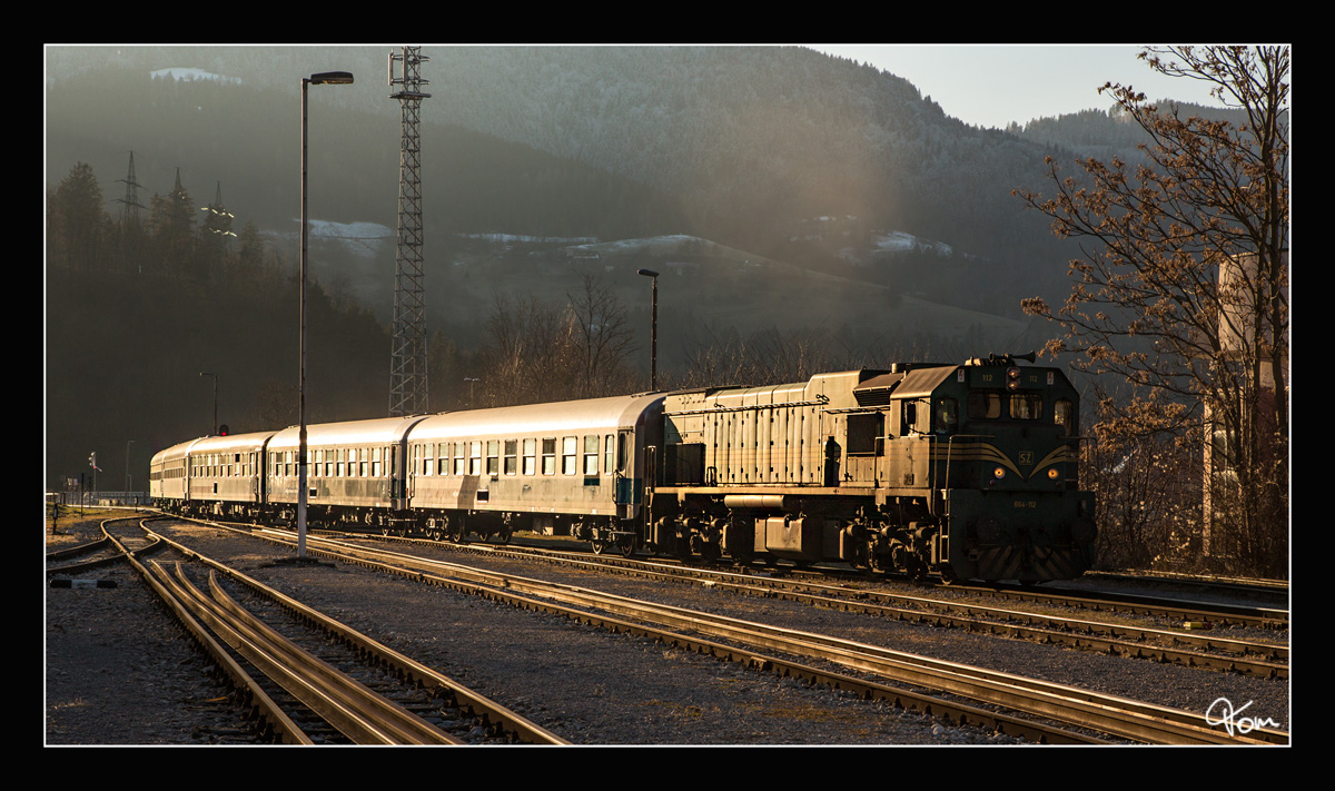 SZ 664-112 rollt mit einem Sonderzug in den Bahnhof Dravograd ein.
19.12.2017
