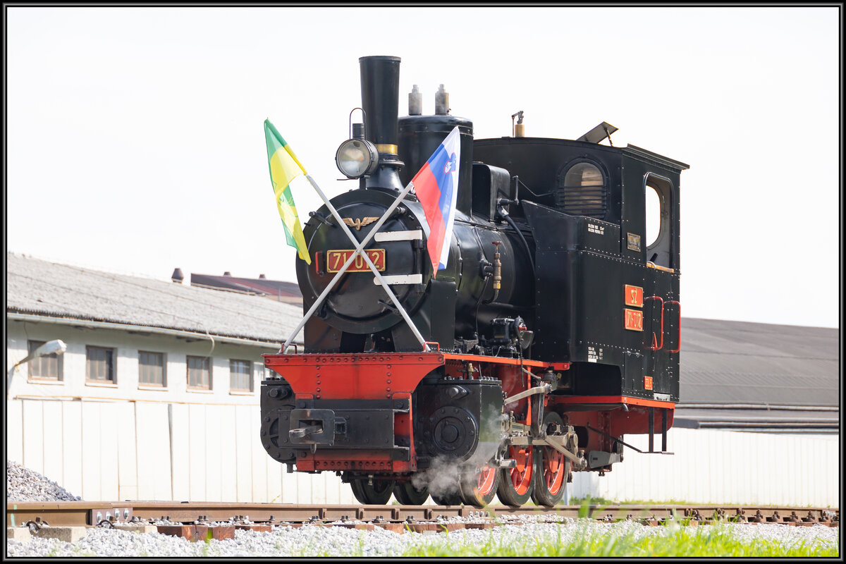 SZ 71.012 am 8.Oktober 2022 
Anlässlich der Einweihung des Warteraums im Bahnhof Zrece war die kleine Dampflok geschmückt und unter Dampf. 