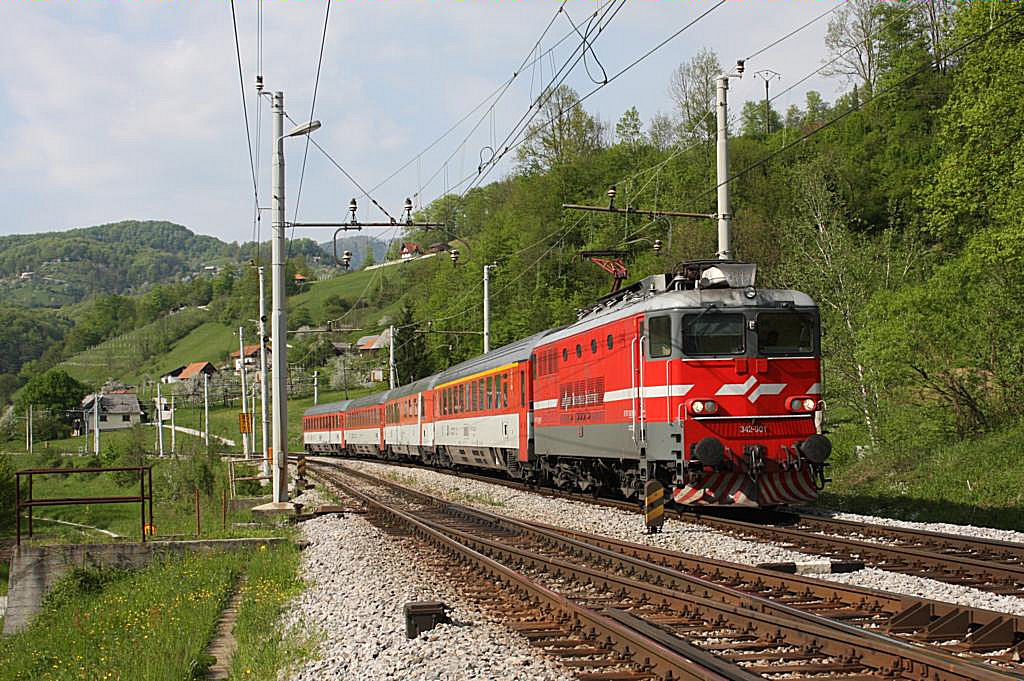 SZ Elektrolok 342001 ist am 28.4.2008 bei Toplice mit einer reinen CD Eurocity
Garnitur unterwegs.