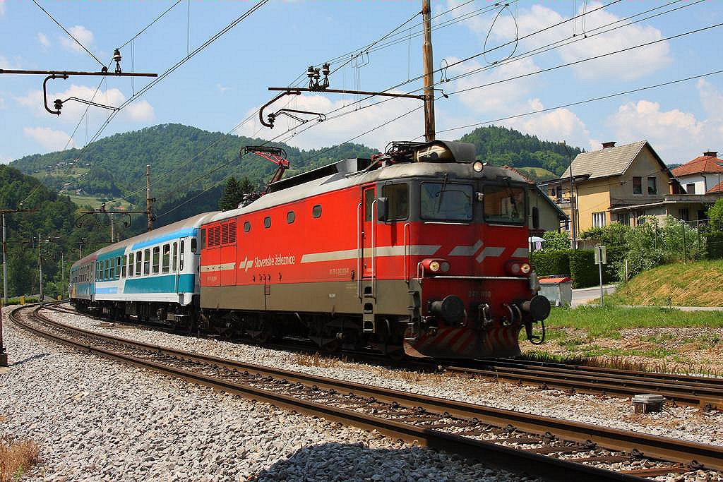 Sz Elektrolok 342010 erreicht mit ihrem Schnellzug aus Lubljana kommend am 24.5.2011 den
Bahnhof Litija.