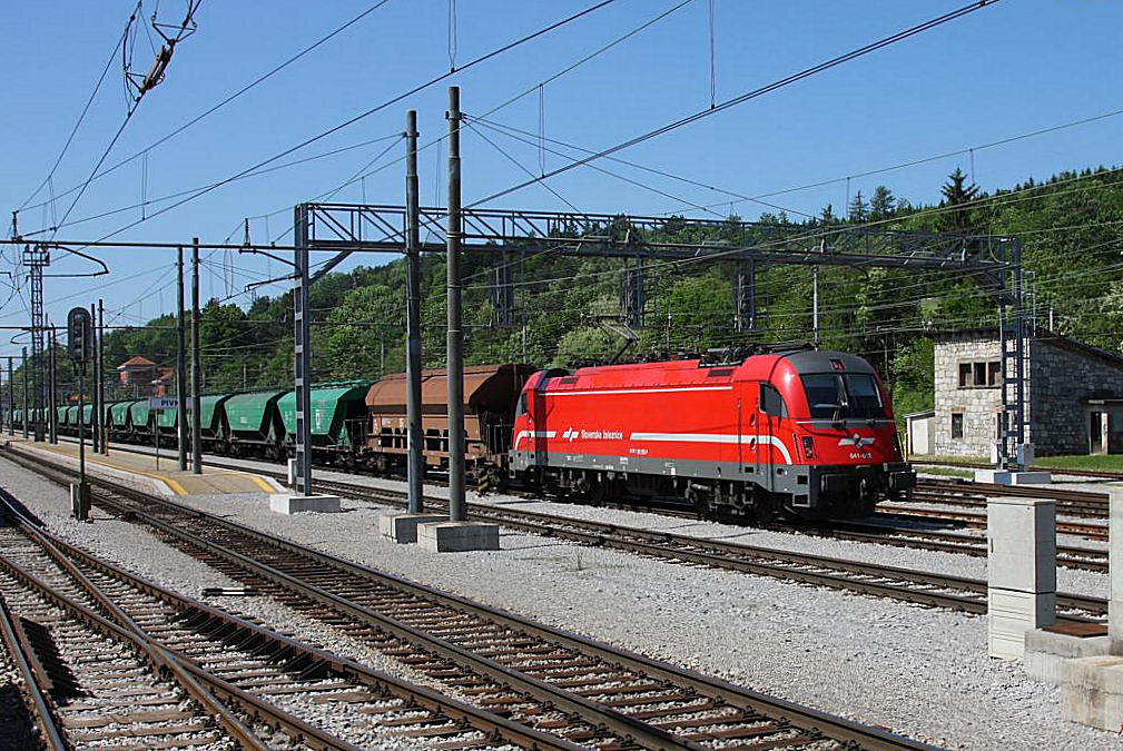 SZ Taurus 541012 wartet am 25.5.2011 vor einem Güterzug im Bahnhof Pivka die Einfahrt eines EC ab, um danach in Richtung Lubljana weiter zu fahren.