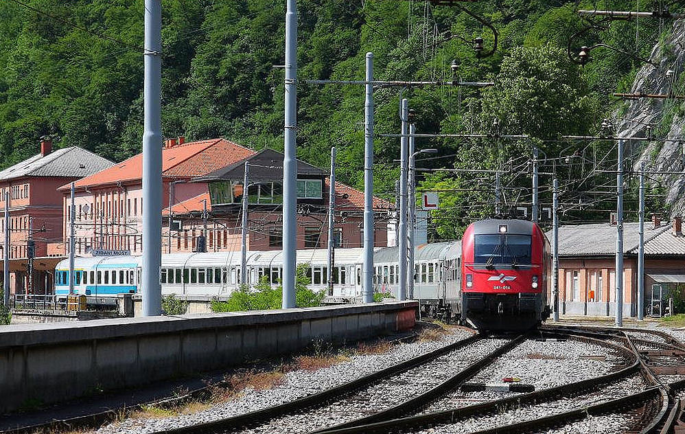 SZ Taurus 541014 verläßt mit dem Ex nach Zagreb am 29.5.2011 den Bahnhof Zidani Most. Die im Vordergrund nach rechts verlaufende Gleisverbindung führt direkt in die Strecke nach Lasko - Celje - Maribor, welche hier in einem Gleisdreieck in den Bahnhof mündet. 