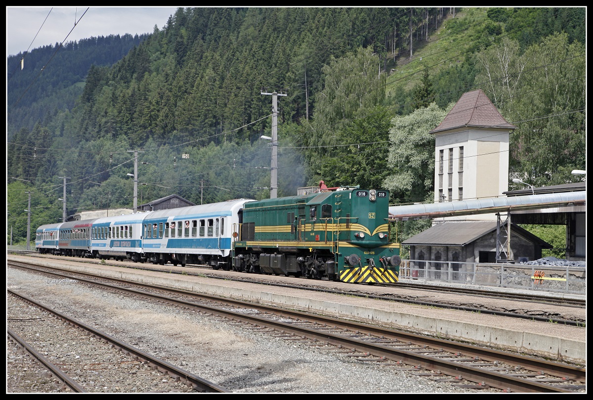 SZ664-016 fährt am 10.06.2018 mit einem Sonderzug durch den Bahnhof Wartbert im Mürztal.