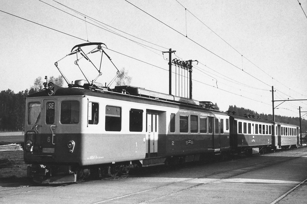 SZB: Pendelzug Solothurn-Bern der Linie SE mit dem ABDe 4/4 6 bei einem Zwischenhalt beim Bahnhof Lohn-Lüterkofen im Juli 1979. Beim Zwischenwagen handelte es sich um den B 311. Nach einer eventuellen Inbetriebsetzung vom BDe 4/4 6 und dem Bt 222 könnte diese Zugsformation zu einem neuen Leben erweckt werden, da ein Zwischenwagen dieser Bauart zusammen mit dem Hoschtetschnägg betriebsfähig und mustergültig restauriert erhalten blieb. 
Foto: Walter Ruetsch. 