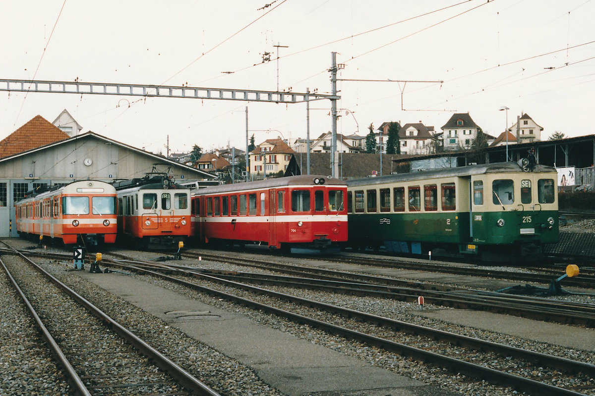 SZB: Züge der CJ ausserhalb der heimischen Geleisen.
Farbenvielfalt vor dem Depot Worblaufen mit Be 4/8 53, ABDe 4/4 5, CJ Bt 704 und Bt 215. Während den 80er-Jahren musste jeweils während den Wintermonaten infolge Rollmaterialmangel ein dreiteiliger CJ-Pendel im Vorortsverkehr auf der Strecke Bern-Bolligen aushelfen.
Foto: Walter Ruetsch 