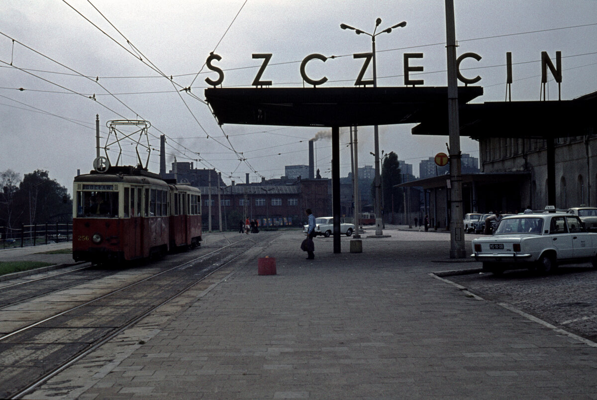 Szczecin / Stettin SL 6 (Tw 256) Dworzec Szczecin Glówny / Bahnhof Stettin Glówny am 20. September 1975. - Scan eines Diapositivs. Film: AGFA Agfachrome. Kamera: Minolta SRT-101.