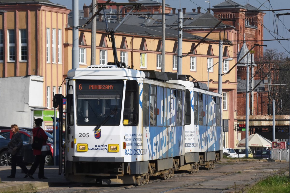 SZCZECIN (Woiwodschaft Westpommern), 15.10.2019, Straßenbahn Zug Nr. 205 als Linie 6 nach Pomorzany vor der Einfahrt in die Haltestelle Dworzec Główny (Hauptbahnhof)