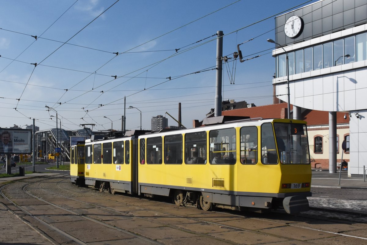SZCZECIN (Woiwodschaft Westpommern), 15.10.2019, Straßenbahn Zug Nr. 169 als Linie 3 nach Pomorzany nach der Ausfahrt aus der Haltestelle Dworzec Główny (Hauptbahnhof)