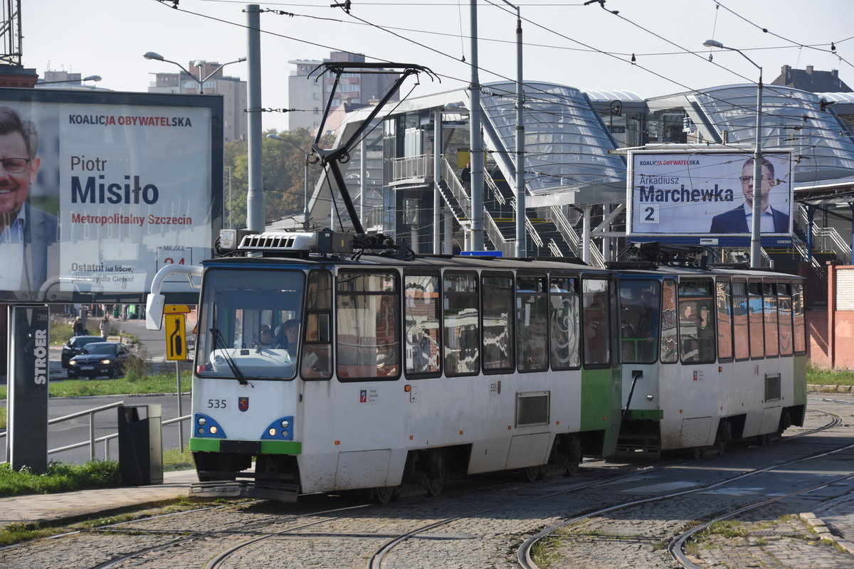 SZCZECIN (Woiwodschaft Westpommern), 15.10.2019, Straßenbahn Zug Nr. 535 als Linie 3 nach Wojciechowskiego vor der Einfahrt in die Haltestelle Dworzec Główny (Hauptbahnhof)