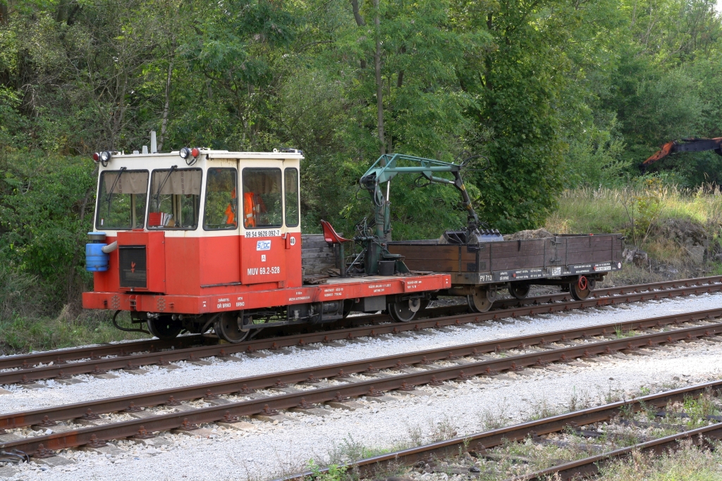 SZDC 99 54 9628 082-7 (MUV 69.2-528) mit dem 49 54 9400 173-0 (PV 713) am 24.August 2019 im Bahnhof Velke Mezirici.