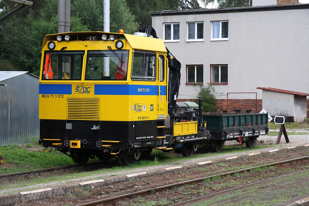 SZDC 99 54 9628 812-8 (MUV 71.1 012) und SZDC 49 54 9400 074-0 (PVK 14) am 29.Juli 2018 im Bahnhof Kostelec u Jihlavy.