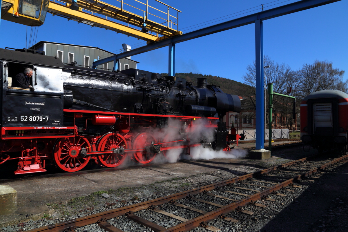 Szene am 29.03.2014 im Meininger Dampflokwerk. Zur Durchführung eines Rangierauftrags dampft 52 8079, welche gerade eine Hauptuntersuchung hinter sich gebracht hat, gerade unter der werkseigenen Bekohlungsanlage hindurch. Ich denke, auch ohne Tender macht die Lok eine ganz gute Figur! ;-)
(Aufnahme im Rahmen einer Führung)