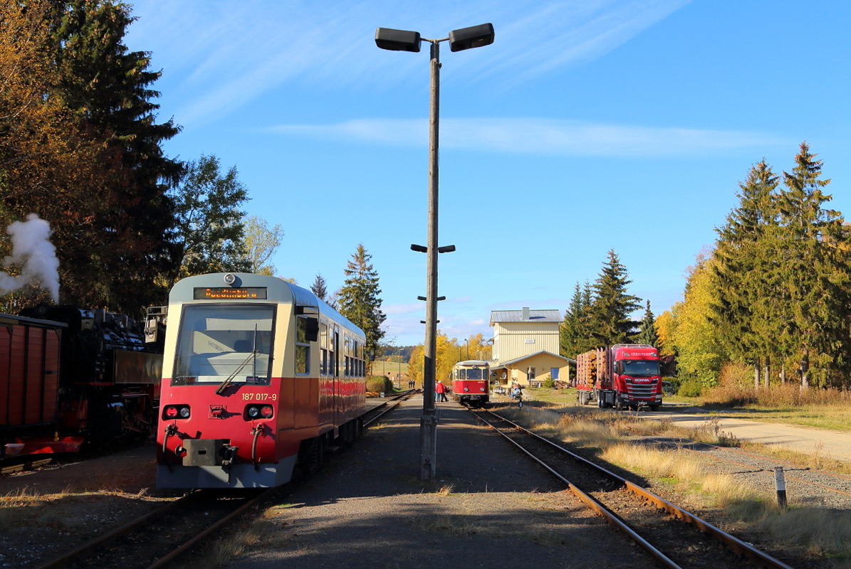 Szene am Mittag des 20.10.2018 im Bahnhof Stiege: Während links auf Gleis 3 99 234 mit einem IG HSB-Sonder-PmG gemütlich vor sich hindampft, fährt auf Gleis Triebwagen 187 017 als P 8972 (Nordhausen - Quedlinburg) ein. Rechts auf Gleis 1 wartet derweil Triebwagen 187 011 als P 8981 auf die Freigabe zur Ausfahrt in Richtung Eisfelder Talmühle und Nordhausen.