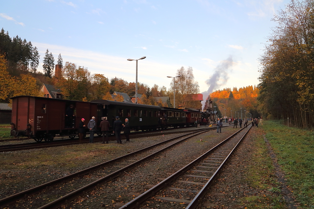 Szene am späten Nachmittag des 17.10.2014: Der zu sehende Sonderzug der IG HSB, welcher am Morgen in Wernigerode gestartet war und nach einem Brockenbesuch jetzt auf der Selketalbahn unterwegs ist, wird in wenigen Minuten seine Fahrt zum Endziel Gernrode fortsetzen. Zuglok ist 99 5906.