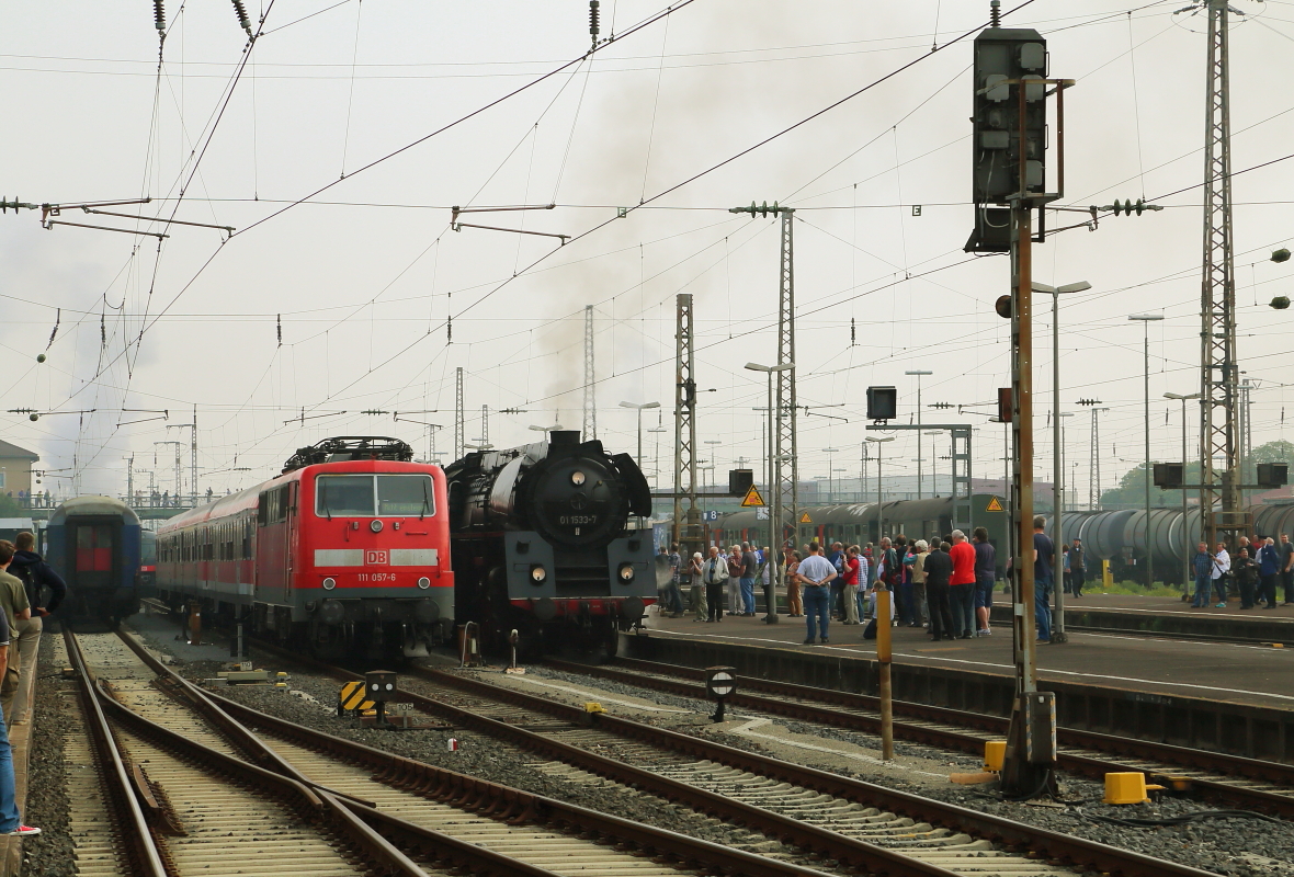 Szene am Vormittag des 06.09.2014 im Schweinfurter Hauptbahnhof: Links steht der Sonderzug der Historischen Eisenbahn Frankfurt, mit 01 118 an der Spitze, welche gleich ans andere Ende des Zuges umsetzen und danach zu den XX. Meininger Dampfloktagen rollen wird, in der Mitte 111 057 mit einem abgestellten Regionalzug und rechts 01 1533, ebenfalls mit einem Sonderzug nach Meiningen unterwegs.