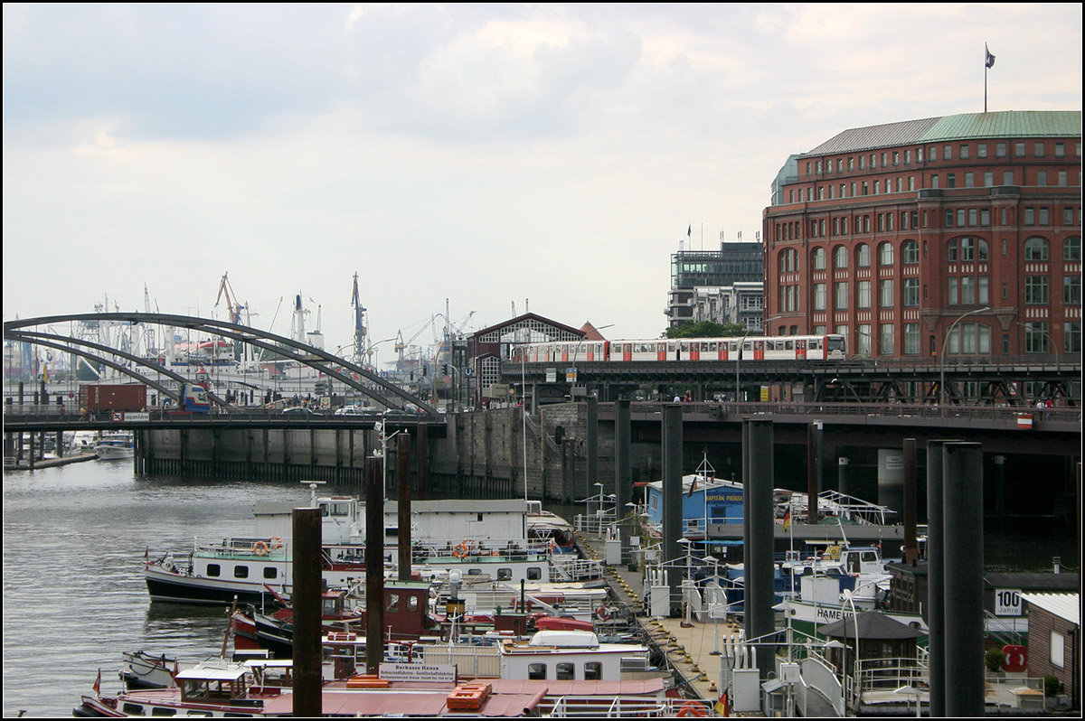 Szenerie am Hafen -

... mit der Hochbahn und der Haltestelle Baumwall im Hintergrund. 

17.08.2006 (M)