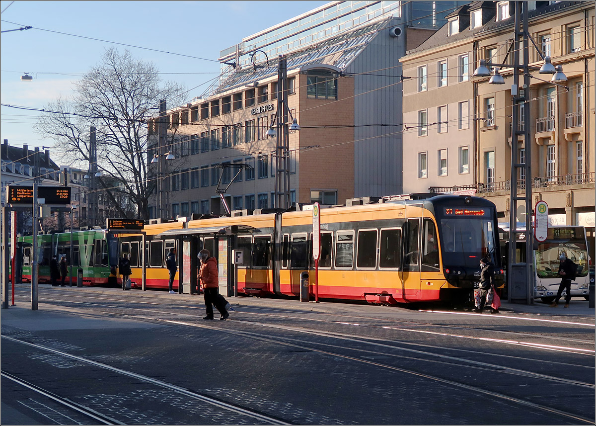 Szenerie auf dem Karlsruhe Bahnhofsvorplatz - 

Ein Stadtbahnzug der Linie S1 nach Bad Herrenalb in der Haltestelle Karlsruhe Hauptbahnhof.

12.01.2022 (M)