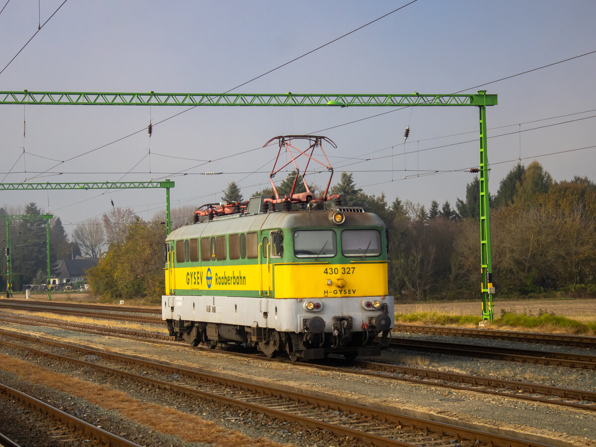 Szentgotthárd. In einer dichten Nebelsuppe versank am frühen Morgen des 21.10.2024 der Bahnhof Szentgotthárd vasútállomás. Nichts desto trotz, verrichtete die 430 327 fleißig Verschubtätigkeiten, hier am Vorfeld des Bahnhofs.