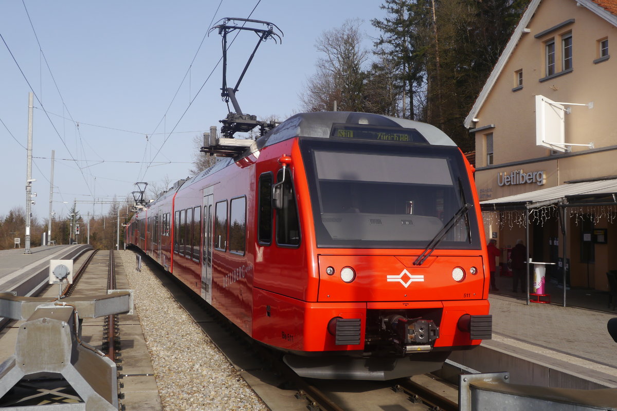 SZU-Be 511 steht mit einem zweiten Triebwagen in der Endstation Uetliberg bereit zur Rückfahrt nach Zürich HB. In dieser Perspektive ist die asymmetrische Anordnung der Stromabnehmer gut erkennbar. (Aufnahme vom 24.1.20).