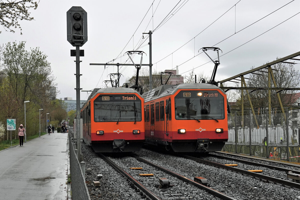 SZU Be 556.
Wegen der Umstromung der S10 hat sich die Uetliberg – Bahn  an Ostern 2022 von den letzten Be 556 Gleichstrom-Triebzügen aus den Jahren 1992-1993 endgültig verabschiedet. Sämtliche Motorwagen werden verschrottet. Ich habe mich am 31. März sowie am 14. April 2022 von diesen gelben und sehr fotogenen Zügen verabschiedet.
Foto: Walter Ruetsch 