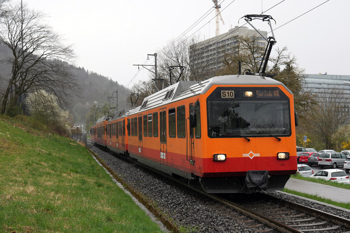 SZU Be 556.
Wegen der Umstromung der S10 hat sich die Uetliberg – Bahn  an Ostern 2022 von den letzten Be 556 Gleichstrom-Triebzügen aus den Jahren 1992-1993 endgültig verabschiedet. Sämtliche Motorwagen werden verschrottet. Ich habe mich am 31. März sowie am 14. April 2022 von diesen gelben und sehr fotogenen Zügen verabschiedet.
Foto: Walter Ruetsch 
