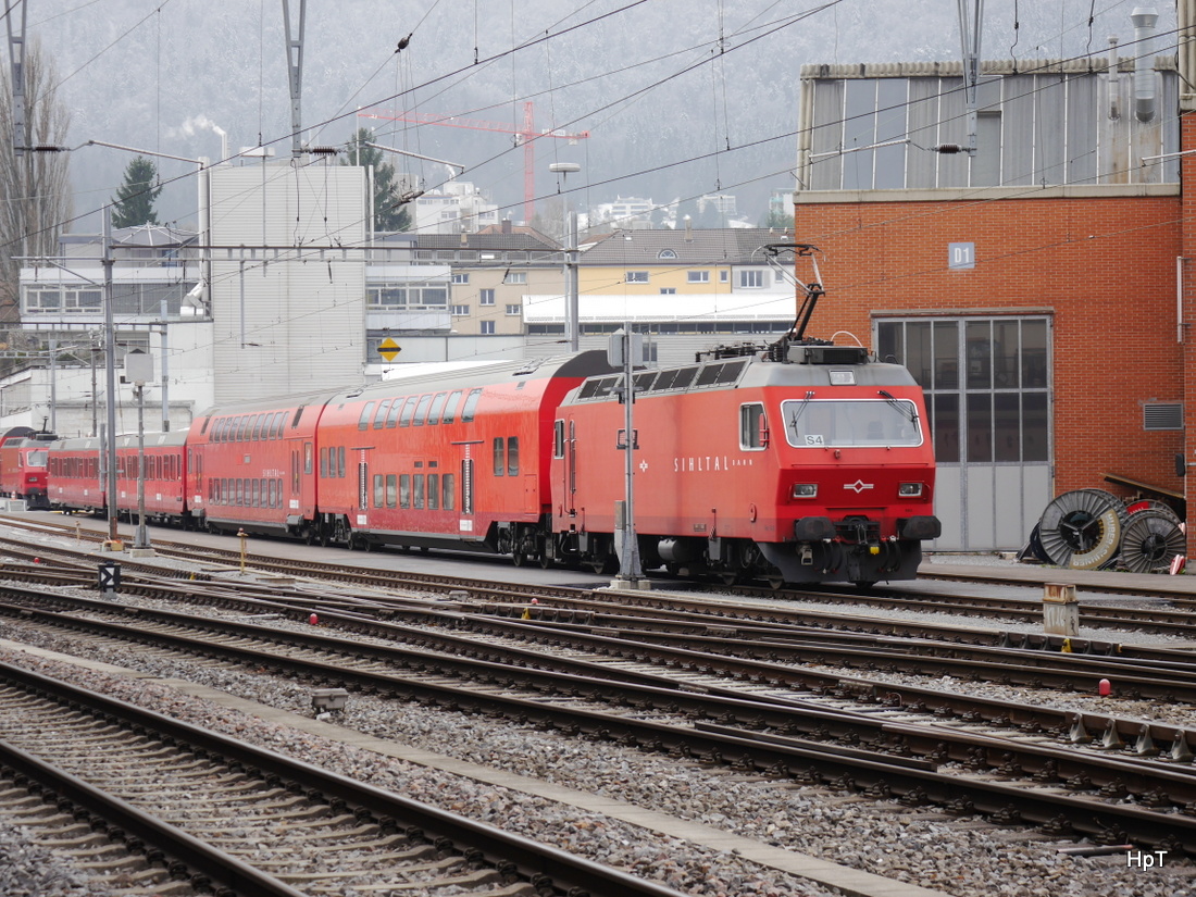SZU - Lok Re 4/4  456 542-0 mit Personenwagen abgestellt in Zürich Giesshübel am 24.01.2015